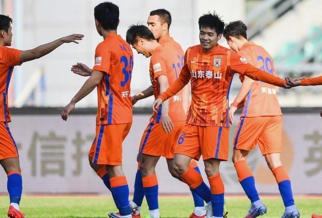 山东泰山3-3战平武汉三镇，赛后谢场时球迷表达不满