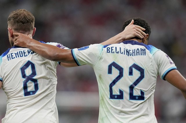 talkSPORT：贝林厄姆捂嘴与乔丹-阿尤交流，险因新规吃红牌