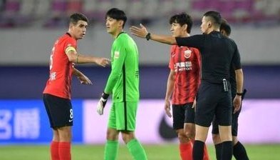 猛啊！海港和申花赛后，两队球迷上演“格斗”