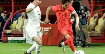 国足半场0-0塔吉克斯坦，刘洋失单刀韦世豪染黄