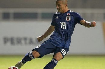 日本球员一击破局：硬抗曼城格伊，质疑中国足球选材观