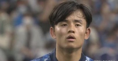日本球员前田大然硬扛曼城大老黑格伊，打进英超进球，再次证明中国足球圈的选材思维的恶臭！